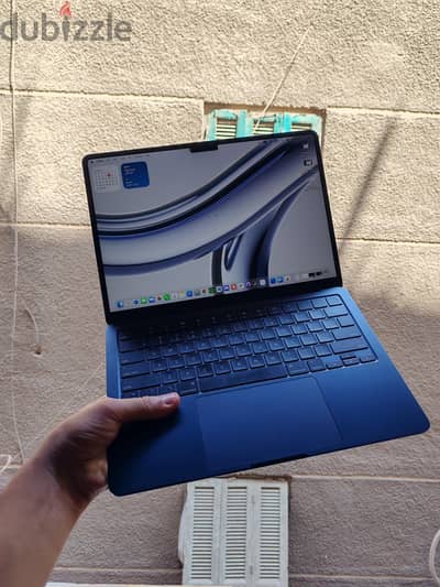 Macbook m3 air very good condition, midnight blue 8/256