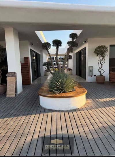 للبيع شاليه متشطب بالكامل على البحر مباشرة في غزالة باي بجوار Playa