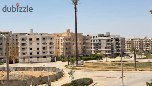 شقة للبع اللواتس الشماليه في تجمع الخامس علي بعد خطوات من التسعين الشمالي