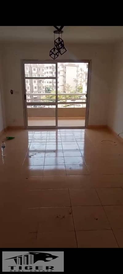للايجار بمدينتي شقه 3غرف نوم 2حمام جنب الخدمات والفار مطلوب 15الف