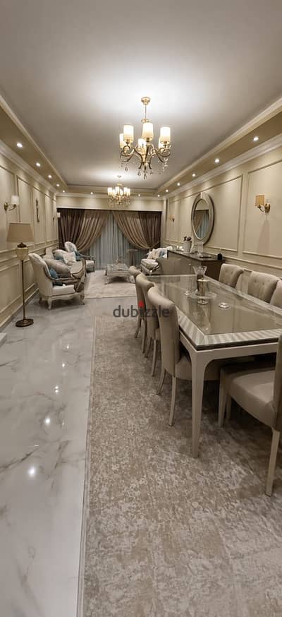 للبيع شقة بالمنطقة الثامنة عمارات مدينة الشروق  تشطيب الترا سوبر لوكس  المساحة 193 متر  الدور الأول أمامي بإطلالة مباشرة على جنينة