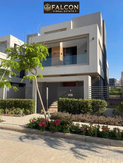 فيلا جاهزه للاستلام حالا ( 300م - 4 غرف ماستر - 3 طوابق ) العاصمه الاداريه Lavista city - برايم لوكيشن + Full Privacy بجوار كمبوند المقصد + البوسكو
