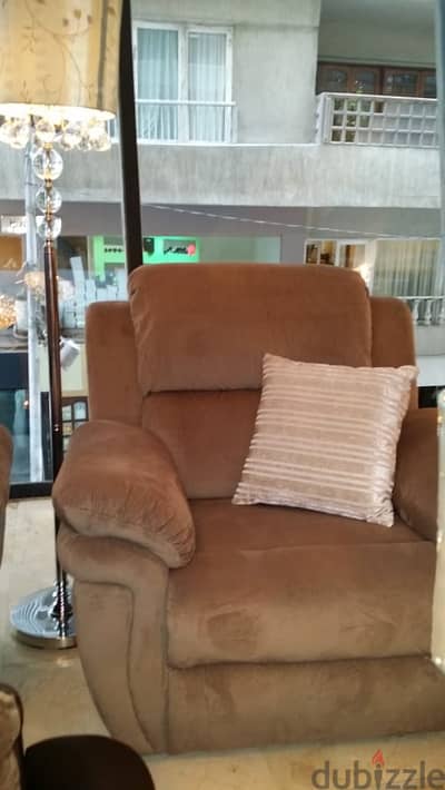 كرسي استرخاء (recliner) قماش سويدي بني - حالة جيدة جداً