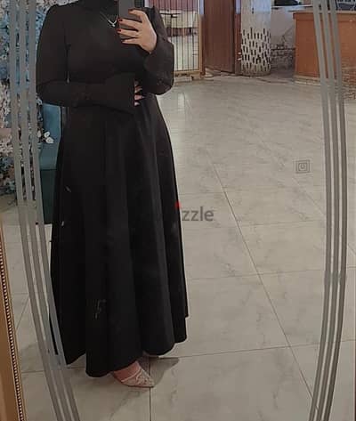 فستان سواريه أسود راقي بـ كاب طويل - لبسة واحدة فقط (فرصة)