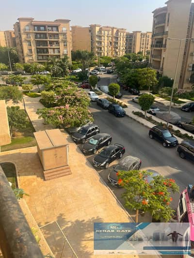 شقه للبيع بمدينه الرحاب المرحله التامنه بجوار السوق الشرقي بمساحه 162 متر تتكون من 3 غرف نوم 3 حمام + غرفه ماستر الطابق التالت اسانسير