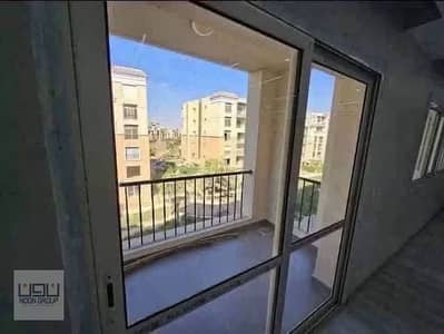 شقة للبيع استلام فوري 122 متر في كمبوند Sarai علي طريق السويس مباشرة