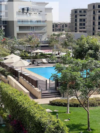 شقة للبيع مفروشة بالكامل في كمبوند أزاد AZAD New Cairo 210 متر 3 غرف نوم 3 حمامات موقع مميز