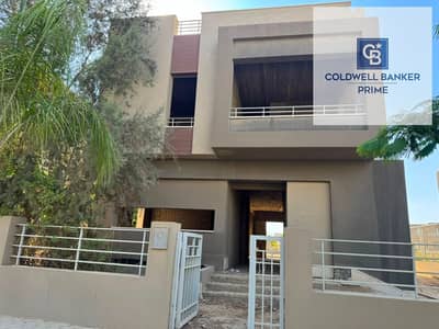 A luxurious, detached villa of 579 sq m, ready for immediate occupancy, at a special price, in the prime location of Palm Hills PK2 – New Cairo –3room