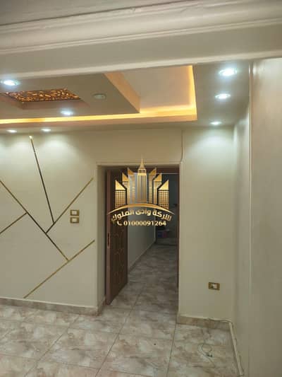 شقه للايجار في مدينه عباد الرحمن على الطريق الدائري المعادي بجوار كمباوند البارون سيتي وبرج سما القاهره مساحة 100م تشطيب هاي لوكس الدور الرابع تلات  غرف و حمام ومطبخ ريسبشن كبير   يوجد اتنين اسانسير يوجد غاز طبيعي يوجد تليفون ارضي ونت عداد كهرباء قديم حار