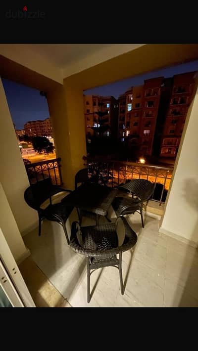 فرصة إيجار سكنية استثنائية وفرش فندقي مودرن! لشقة 140م بالدور الثاني للايجار المفروش في B1 مدينتي (فيو وايد جاردن وقريبة من الأوبن اير مول)