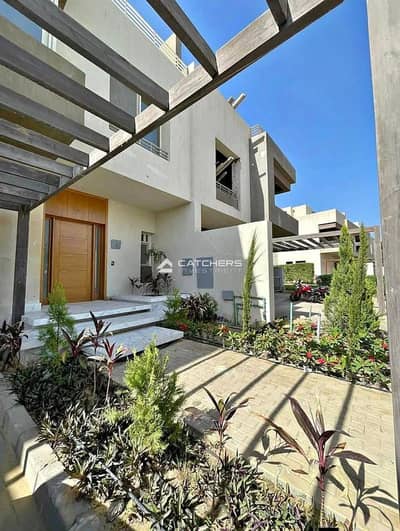 Ready-to-move-in villa in the most prestigious compound in the capital, near the Green River and close to City Gate compound. Ready-to-move-in villa in the most prestigious compound in the capital, near the Green River and close to City Gate compound.