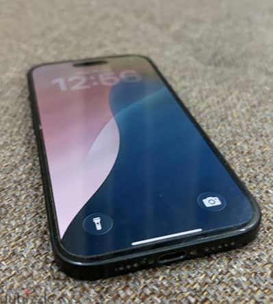 Apple - iPhone 15  بالكارتونه مدفوع الضريبه حاله كالجديد اسود
