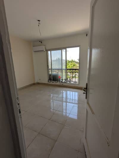 Apartment available for rent under the law in my city b1, two rooms and a bathroom next to services and the mosque, very close to Metro Market and also Gate 2, close to the school and the bank complex, and the direction of the apartment.