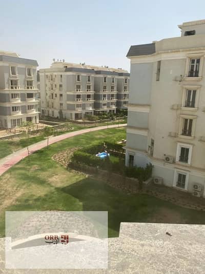 شقة للبيع في ماونتن فيو هايد بارك Mountain View Hyde Park التجمع الخامس 133م دور ثالث 2 غرفة و2 حمام فيو لاندسكيب تشطيب كامل بالمطبخ والتكييفات قريبة من الجامعة الامريكية AUC وشارع التسعين جاهزة للسكن فوري