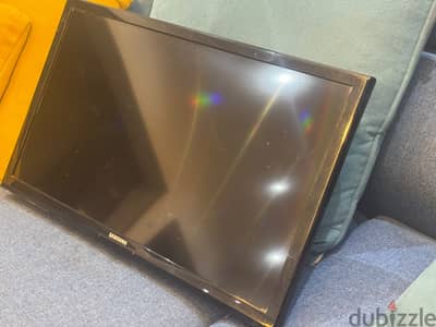شاشة سامسونج 32 بدون اى عيوب بالقاعدة  led كالجديدة السعر ٤٠٠٠