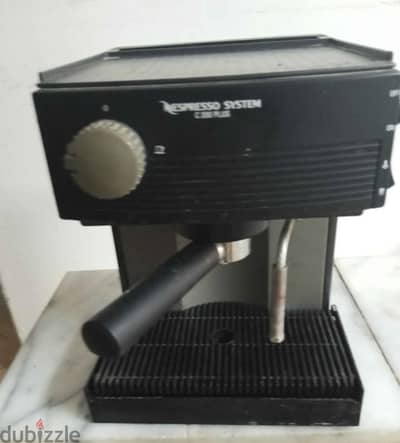 هذ ماكينة قهوة من طراز Nespresso System C200 Plus