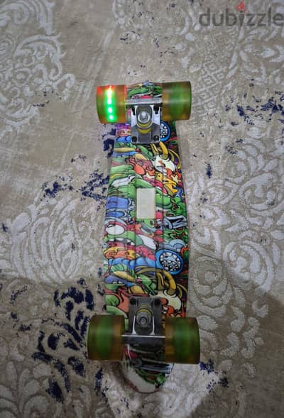 Skateboard بعجل LED مضيء – Graffiti