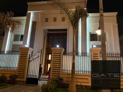 للبيع لقطة للبيع في كمبوند رويال سيتي على شارع الفيلا الرئيسي بتشطيب الترا سوبر لوكس