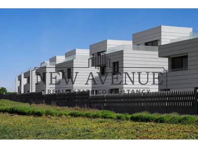 للبيع تاون هاوس بموقع متميز في البروج مرحلة أكويلا Al Burouj Phase Aquila بفيوعلى المساحات الخضراء تشطيب كامل بأجهزة المطبخ و التكييفات استلام فوري