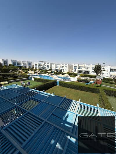 Lowest price: Finished and furnished penthouse for sale—including appliances and air conditioning—in the Greek Island phase of Mountain View