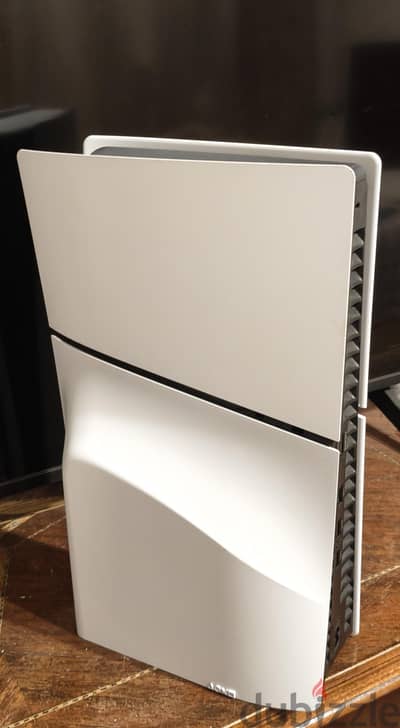 PS5 slim disc version used معاه الكابلات و الدراع إلي جي مع الps5