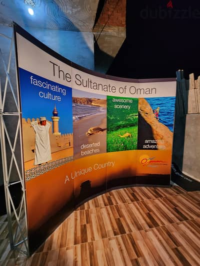Pop Up Display Curved مقاس 2.85×2.30 متر – كامل بـ4 كشافات وشنطة عجل