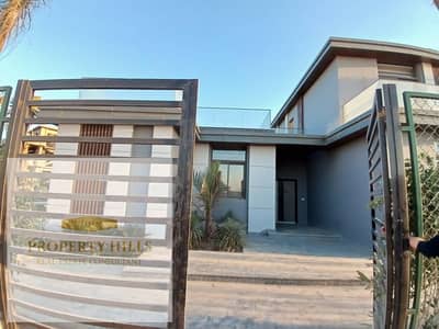 I'm selling the villa due to necessity; it's in a prime location directly on the Golden Line.