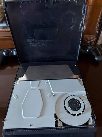 ps4 slim 500gb فيه مشكله والسعر مش نهائى معاه دراعين اصلين وكل الكبلات