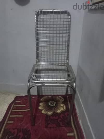 كرسي معدني.