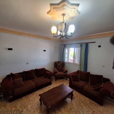 صالون ريسبشن ٢كنبه و كرسي بحاله جيده.