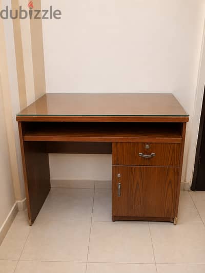 مكتب مستعمل عليه زجاج صالح للاستعمال م. خ