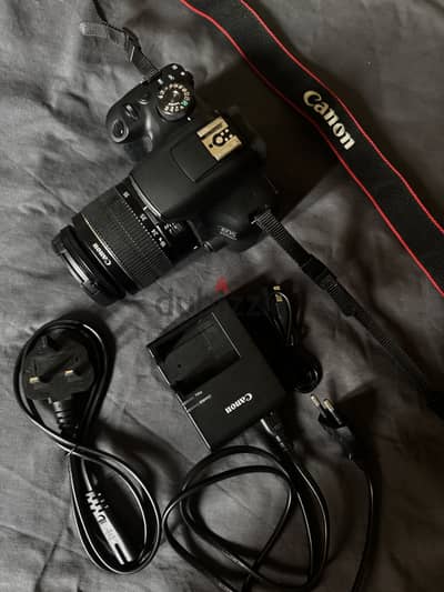 للبيع Canon EOS 2000D DSLR + عدسة Canon EF-S 18-55 IS II