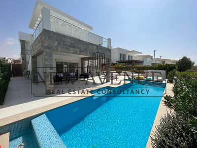 فيلا ٤ غرف فى almaza bay للبيع بموقع مميز ترى البحر متشطبة بحمام سباحة