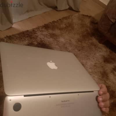 ماك بوك محتاج شاشه وصيانه