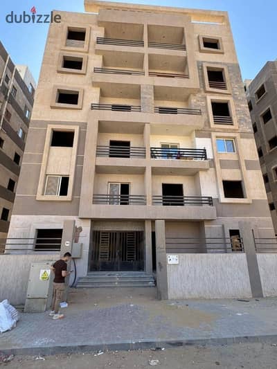 بسعر لقطه شقه بكمبوند المستثمرين حدائق اكتوبر شقه 90 م نصف تشطيب