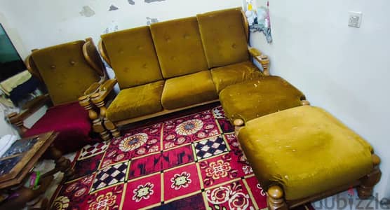 انتريه اسيوطي زان تقيل كنبه و كرسيين واتنين بوف وترابيزه متينه بالرخام