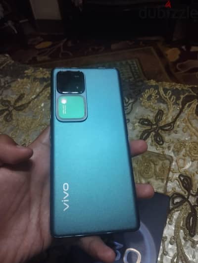 فيفو V30 5G حالته فوق الممتازه بجميع مشتملاته