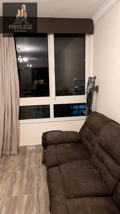 For rent, a furnished apartment in Al-Taybah Towers, 150 m, 3 air-conditioned bedrooms, 2 bathrooms, on the fifth floor, excellent finishing and a prime location suitable for families.
