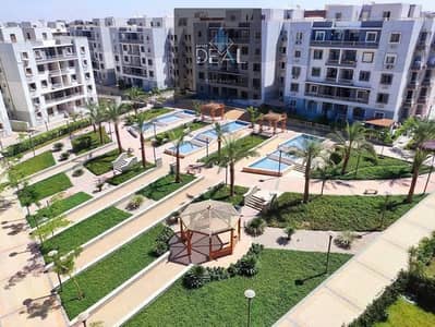 بخصم الكاش شقه متشطبه بالكامل جاهزه للسكن الفورى بكمبوند ساكن بالفعل على طريق السويس بجانب الرحاب بالقاهره الجديده