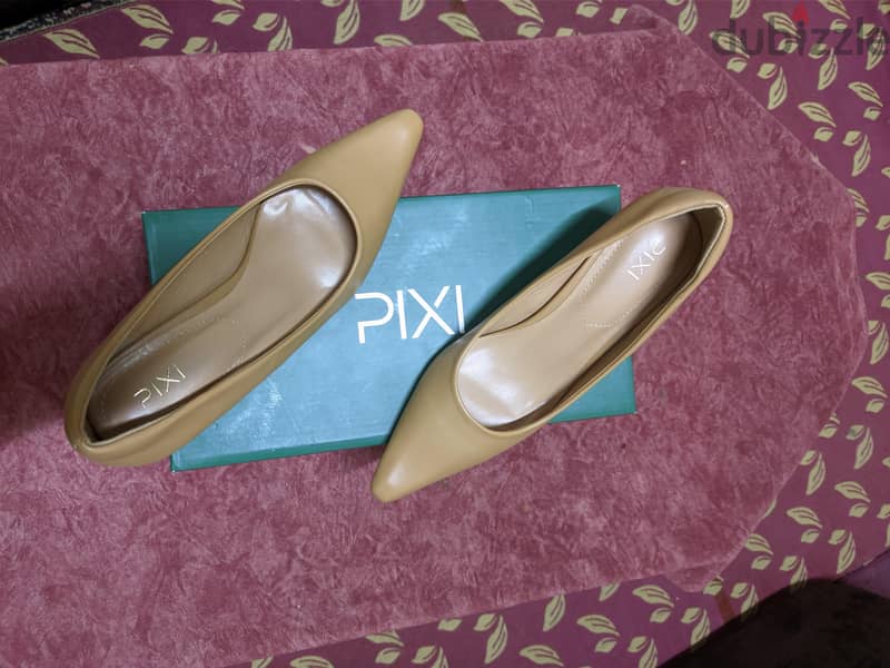 Pixi's Heels 1