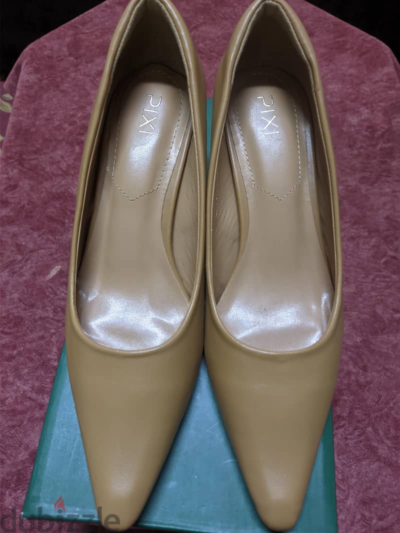 Pixi's Heels 4