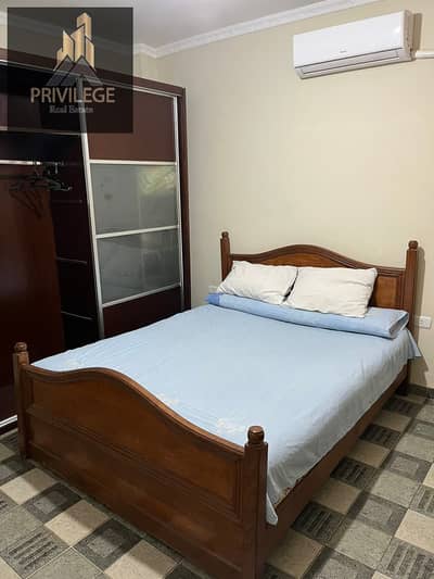Furnished studio for rent in Zahraa Al-Maadi, one bedroom, living room, dining area, kitchen, and bathroom, prime location on Khamsin Street in front of Strip Mall 1, ready to move in.