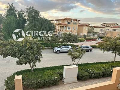 فيلا فاخرة أمام شارع رئيسي بمساحة مميزة و خصم كاش أو بالتقسيط بدون فوائد للبيع في كمبوند هايد بارك Hyde Park Compound
