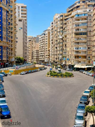 للبيع شقه مرخصه في ميدان سيدي بشر ترام بجوار فندق المحروسه خطوات للبحر