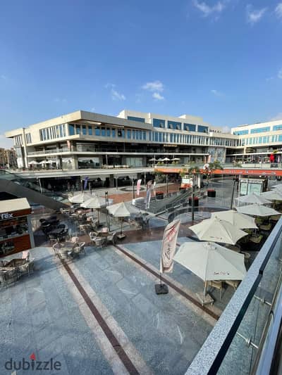 مكتب 85 متر متشطب جاهز للاستلام في برايم لوكيشن في West Gate Mall