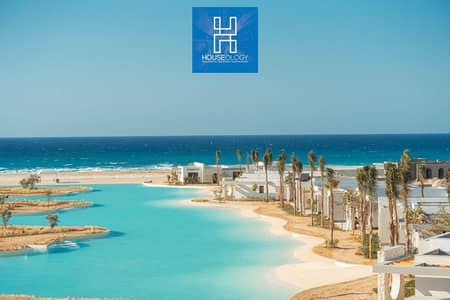 فيلا صف اول علي البحر استلام سنة للبيع في قلب راس الحكمة في ذا ميد  The Med Ras Elhekma