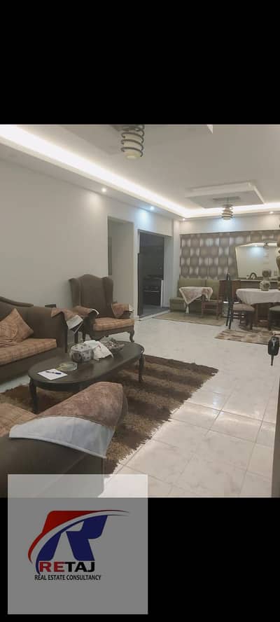 شقه للايجار المفروش 130 متر علي التسعين الجنوبي بجوار الجامعه الامريكيه