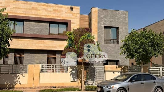 للبيع بالفرش والتكييفات: توين هاوس فاخر جاهز للسكن فوراً في قلب كمبوند Taj city مرحلة Zone Tبإطلالة ساحرة على البحيرة مباشرة