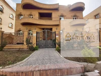 "فيلا للبيع النخيل   ارض 841m   مبانى على 620م   بيذمنت وارضى واول ورووف    الدور الارضي /    -4 غرف مفتوحين علي بعض مساحه 5×6  -3 غرف مقفولين مساحه 5
