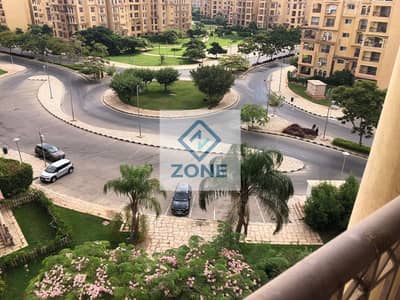 فى مدينتى شقه للايجار قانون جديد 211م تشطيب خاص فيو شارع وميدان اتجاه بحرى خطوات من الخدمات MADINATY B1